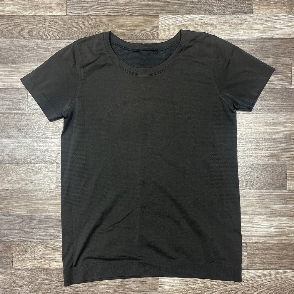 Lululemon swiftly relaxed short sleeve size 6, black.
